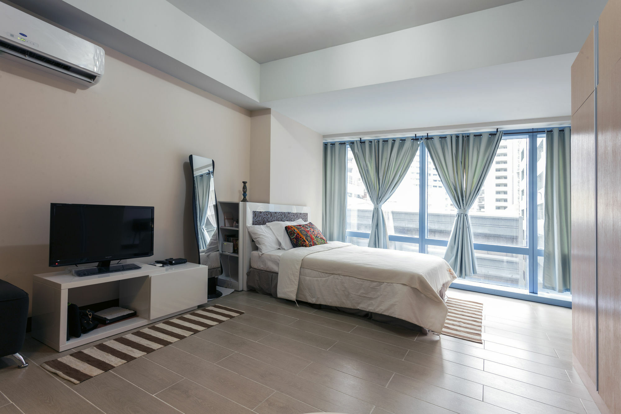 Csuites At Two Central Residences Makati City Bagian luar foto