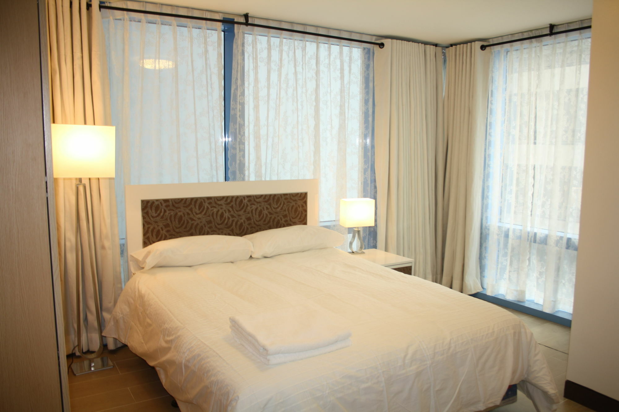Csuites At Two Central Residences Makati City Bagian luar foto