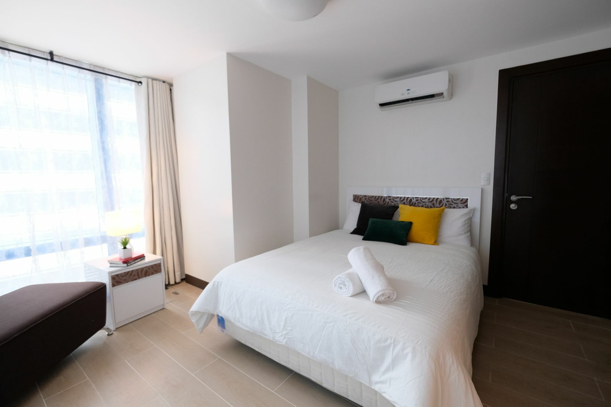 Csuites At Two Central Residences Makati City Bagian luar foto
